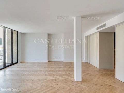Apartamento T5 duplex com 265 m2, 159 m2 de jardim privativo, 2 lugares de estacionamento e arrecadação situado em Lisboa, no Beato. O apartamento tem duas entradas independentes, o que lhe confere a privacidade de uma moradia. No piso inferior pode ...