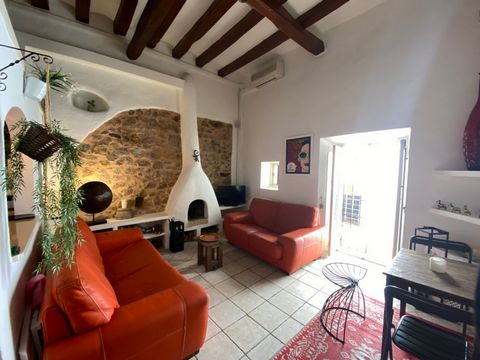 Beautiful apartment in the Marina, the port of Ibiza. This charming apartment has one bedroom and an additional mezzanine offering another sleeping option. The living room is cozy and has a fireplace, perfect for winter nights. The open plan kitchen ...