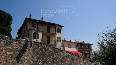 CASTIGLIONE DEL LAGO, historic center Villa in the historic centre on two levels as follows: entrance hall, living room, study and bathroom on the ground floor, living room with fireplace and terrace, kitchen, two bedrooms and bathroom and large pano...