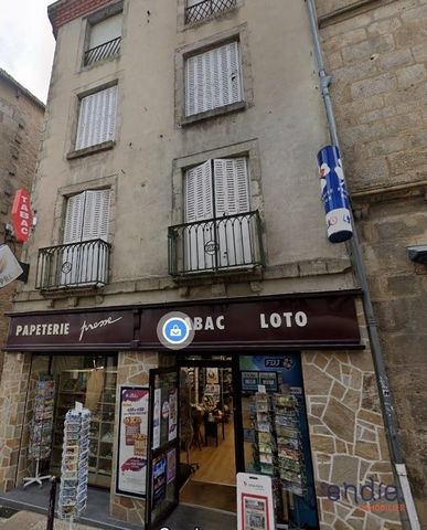 In the historic center of Saint Junien, investment building composed of two free F3 apartments with little work plus three F3 to be created (water and electricity already planned and windows changed) plus a commercial space currently rented. Contact ...