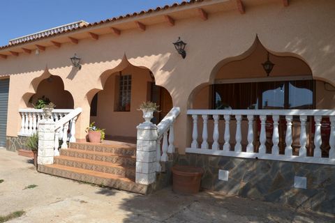 Fantastic house with 4 winds on a plot of 830 m2, with stables with capacity for 5 horses, fully equipped. The house has on the main floor: an entrance hall of 8 m2, also 4 double bedrooms with fitted wardrobes 2 of them. 1 bathroom suite and 1 full ...