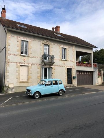 Four-bedroom renovated house, plus rental unit, double-garage. Located in the heart of l'Isle Jourdain, close to all amenities, is this large detached property. It is comprised of an independant studio on the ground floor, 27m2 with bedroom, kitchen ...