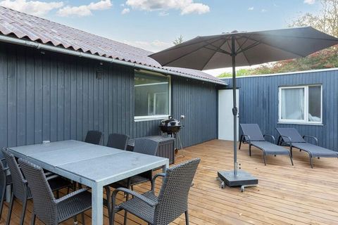 Dieses Ferienhaus liegt in Kærgården und bietet Platz für 5 Erwachsene und 2 Kinder. Es stellt zudem im Außenbereich einen Badezuber mit Platz für 7 Personen bereit. Das 2023 neu renovierte Haus bietet u.a. eine neue Küche mit Geschirrspüler. Hier is...