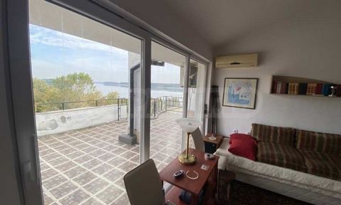 SUPRIMMO Byrå: ... Vi presenterar till salu en underbar lägenhet med ett sovrum, belägen i det gated komplex Danubia Beach på första raden av Donau. Fastigheten ligger på femte våningen i byggnaden och erbjuder fantastisk utsikt över floden och inner...