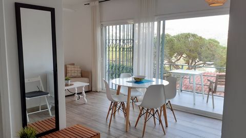 This cozy apartment can accommodate 2 – 4 people, and is located in Canyelles, less than 1 km from the beach. It has parking place on the street and the access to the apartment is via some 65 steps. You will find in this lovely accommodation 1 double...