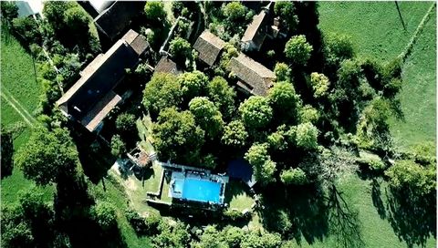 Nestled 4 km from the charming medieval town of Figeac, in a peaceful 14th century hamlet, on the edge of the Cantal and the Aveyron, this magnificent property can create a favorite. More than 500 m² of living space on 4,500 m² of land in a dominant ...