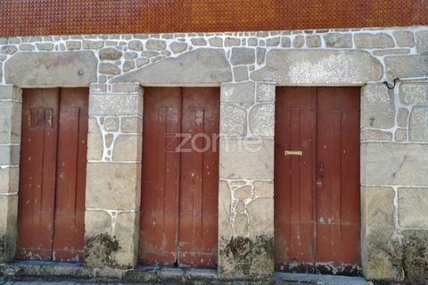 ID de la propriété: ZMPT559314 Maison T7 - centre historique du village - à côté du monastère Si vous cherchez un endroit pour des vacances dans la région viticole du Haut-Douro, je vous présente cette villa de 7 chambres à rénover, dans le sympathiq...