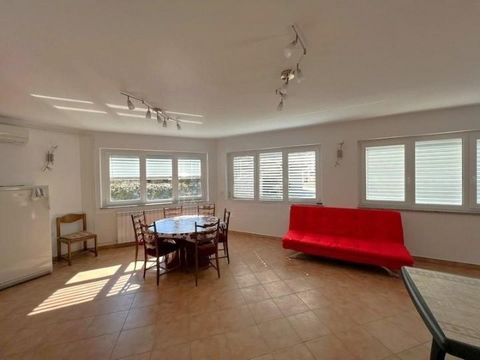 We are delighted to present a spacious 5-room apartment spanning 125.80 square meters in the charming locale of Lucia. This apartment is nestled on the ground floor of a private house and offers a well-designed layout, including a generously sized an...