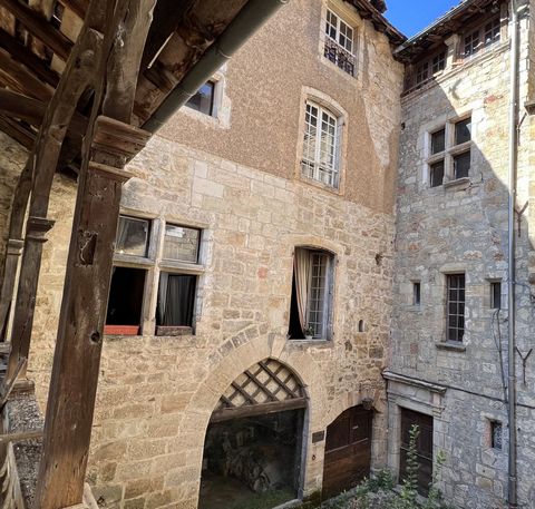 In the historic center of Figeac, ideally located, we offer you this island to rehabilitate. On a plot of approx. 520 m². leading through a covered passage onto the city's most commercial street, this block is listed (in part) in the inventory of His...
