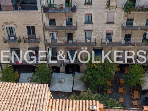 Ontdek een authentiek architectonisch juweel dat met elegantie wacht in het hart van de oude stad van Girona. Te koop staat een exclusieve bovenverdieping van 226 vierkante meter, gelegen aan de iconische promenade van de stad, en die wordt gepresent...