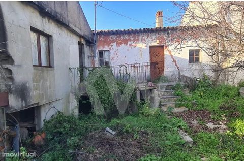 Country house to recover in the village of Chão do Galego, belonging to the parish of Montes da Senhora and municipality of Proença-a-Nova. Nearby settlements are Catraia Summit and Rabacinas. Chão do Galego is located at the base of the Serra das Ta...