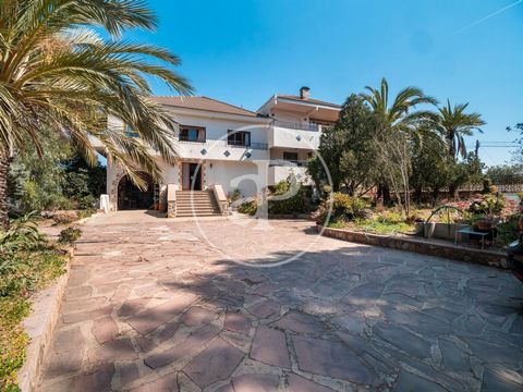 566 sqm house with Terrace and views in Gilet.The property has 5 bedrooms, 1 bathroom, swimming pool, fireplace, 5 parking spaces, fitted wardrobes, balcony, garden, concierge and storage room. Ref. VV2303040 Features: - SwimmingPool - Terrace - Gard...