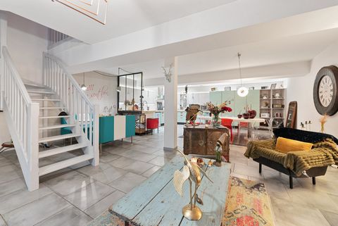 You are looking for an atypical space in the heart of the city, you need a large living area for a large family, you want to move around on foot or by bike, this magnificent town house mixing old and contemporary is made for you. you ! On the ground ...