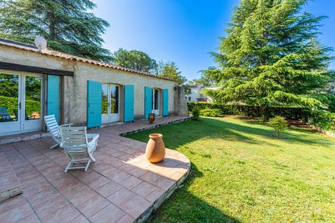 Located north of Aix-en-Provence, in the countryside 10 minutes from the city center, in a residential compound with tennis court and swimming pool, 200 m2 house set in a 1200 m2 landscaped garden. The ground floor includes an entrance hall, a living...