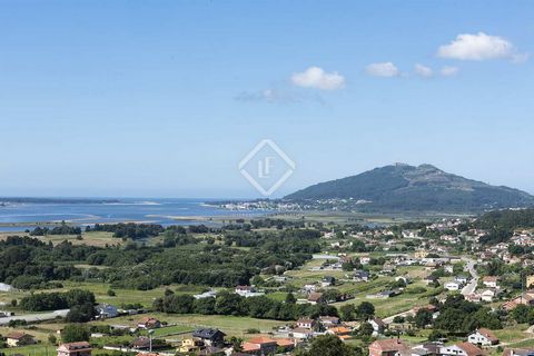 This property is located in O Rosal in Southern Galicia, an area known for its microclimate throughout the year. It is a very well-built house arranged over two levels, with all rooms facing the river Minho as it widens towards the Atlantic Ocean. Up...