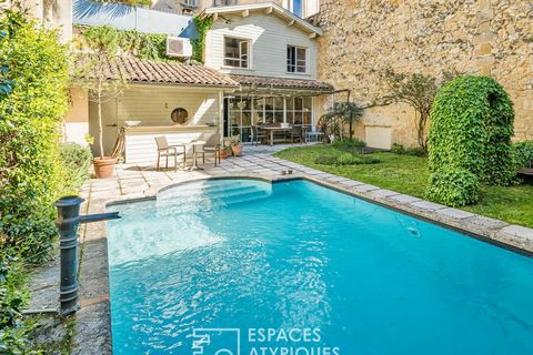 Located in the hyper-center of Bordeaux, near Saint Michel, this spacious house of 157m2 offers refined intimacy in a green setting on the second line on the garden side. From the entrance, a corridor leads to two bedrooms, one of which has a dressin...