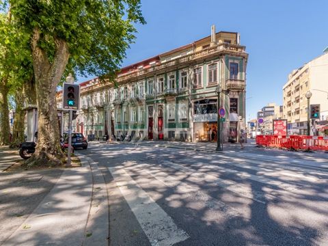 4-story building with 624 sqm of gross private area, courtyard, and approved PIP (Building Intervention Plan) situated in Praça Marquês de Pombal, Porto. This historic building showcases traditional architectural style from the period (pre-1951) and ...