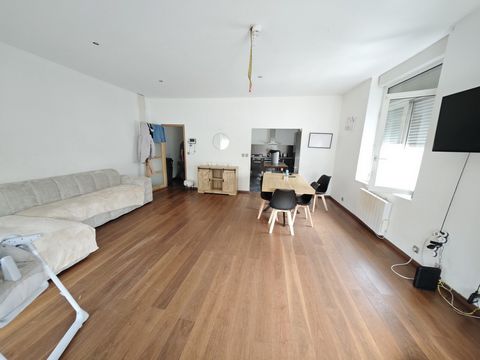 Description de l'Immeuble : Situé à proximité immédiate du théâtre de Roubaix, cet immeuble offre une opportunité unique d'investissement à 220 000 €. Il se compose de plusieurs espaces distincts : Local Commercial : 49 m2 Garage : 14 m2 Appartement ...