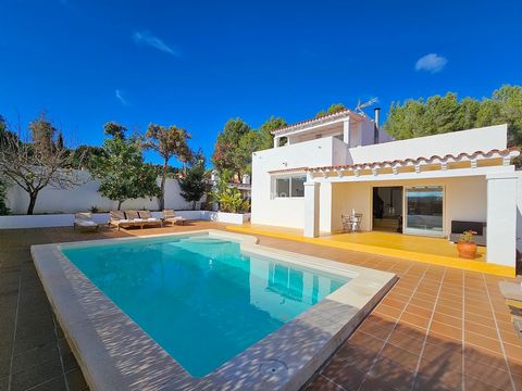 This beautiful recently refurbished villa is located in a very quiet area, with a lot of privacy, surrounded by rustic plots and g/reen areas. It consists of a main house with two bedrooms and a bathroom, a flat on the upper floor with one bedroom, a...