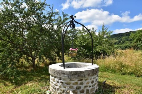 Situato in una zona serena e completamente attrezzata con tutti i comfort moderni che questa villa ha una vista rustica sul bordo del crux-la-Ville. In tempi precedenti questa casa era una stazione ferroviaria. Tutte le tracce del suo passato sono sc...