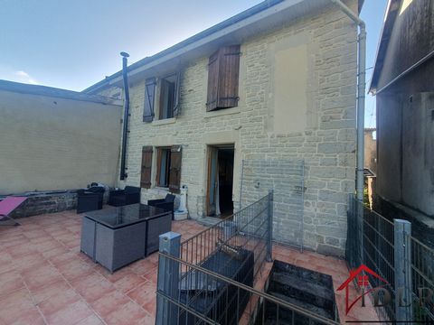 Maison de village de 102 m2 située seulement à 5 minutes de Saint Dizier  Cette maison se compose : - Au rez de chaussée : une cuisine ouverte sur pièce à vivre donnant accès sur une belle terrasse d'une superficie de 39 m2, une buanderie et un toile...