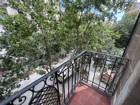 Apartment to be completely renovated in Consell de Cent with Calabria. Located on the third floor in a building with an elevator. It has 96m2 distributed in a large living room, separate kitchen, four bedrooms, bathroom and gallery. From the living r...