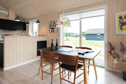 Bei Brunshuse an der Helnæs-Bucht liegt auf einem gut 1.000 m2 großen Naturgrundstück dieses moderne Ferienhaus. Es hat einen hellen Küchen-/Wohnbereich für das Familienleben, mit direktem Zugang zur Terrasse mit Gartenmöbeln von guter Qualität. Das ...