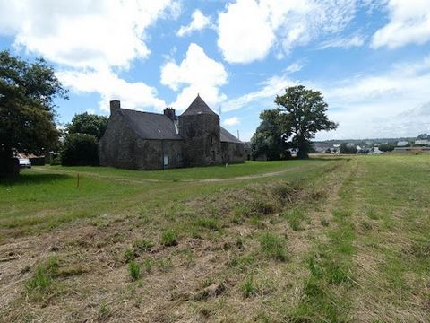 Morbihan , 56130 - NIVILLAC At the gateway to the Roche Bernard and the Vilaine . Manor house of the XIV th century on 10 hectares of land, 290 m² convertible for residential use + outbuildings. Authenticity of the places to discover. Plan interior d...