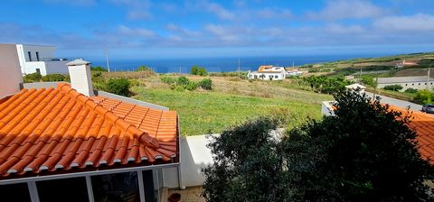 Huis met uitzicht op zee in het dorp Ribamar LNH, uitstekende blootstelling aan de west/oost zon! De woning bestaat uit twee patio's, het voorhuis heeft een tuin met toegang tot de begane grond en de garage met automatische poort een grote kelder met...