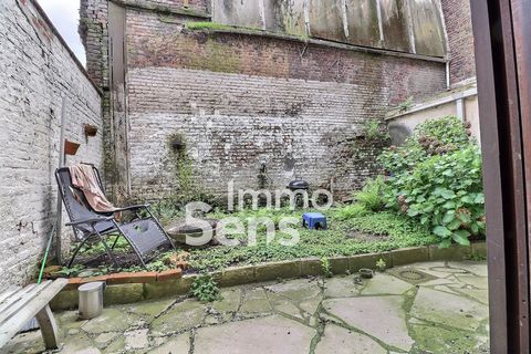 In Roubaix, Immosens presents a lot of two houses on a total surface area of 228m2 (157m2 and 71m2). Outside, a courtyard with a surface area of 30m2 to enjoy the sun. Work is to be expected on these houses, it is a great opportunity for a rental inv...