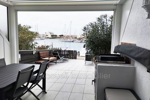 Individual marina P2 + mezzanine, quiet, with private parking. Excellent condition, sold furnished, 3x8 m wharf with catway. Terrace of approximately 37 m² + entrance patio. Reversible air conditioning, shutter + electric curtain, pergola, washing ma...