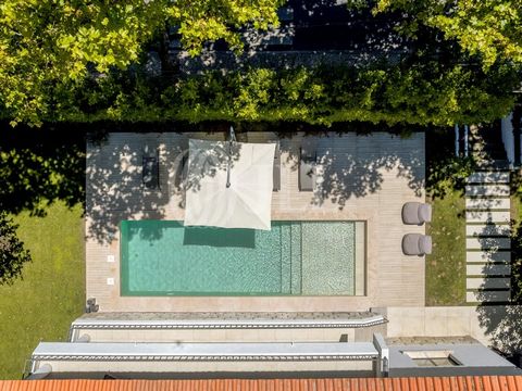 5-bedroom villa with 353 sqm of gross construction area, garden, swimming pool, and guest house, set on a plot of land of 1200 sqm, in the historic center of Carcavelos, Cascais. The villa, distributed over three floors, underwent renovation in 2020....