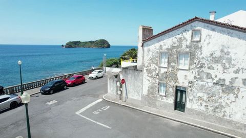 This villa is located in Vila Franca do Campo, with three fronts, offering a unique opportunity for renovation. With superb views of the sea, the islet of Vila Franca do Campo and Largo do Infante de Sagres, this property provides a stunning setting ...