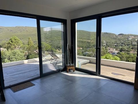 C'est une villa récente, fonctionnelle, avec une vue panoramique, à seulement 30 minutes du centre de Bastia. C'est le choix d'une vie plus douce et ensoleillée entre le vert des collines et le bleu de la mer...Cette villa de plain pied est érigée au...