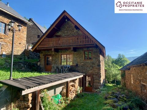 Belle maison en pierres d’env. 80m2, exposée sud-est avec jolie vue, terrasse et jardin devant la maison et dépendances. Dans un hameau de montagne, au calme et dans la nature. La maison est très bien rénovée avec des pierres apparentes, toit en ardo...