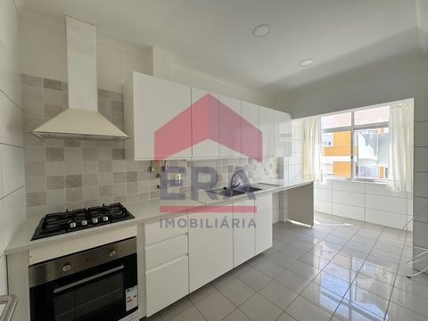 3 Bedroom apartment in Peniche. At first floor level. Comprising a distribution hall, corridor, kitchen, living room, three bedrooms and two bathrooms, one with shower and the other with a bathtub. The kitchen and both bathrooms have been recently re...