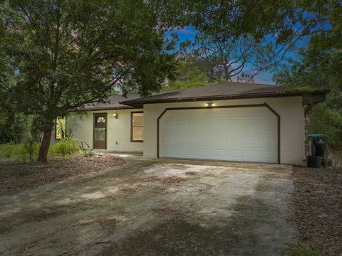 A voir absolument ! Magnifique maison CBS récemment rénovée de 3 chambres et 2 salles de bain dans un quartier familial qui attend la famille parfaite pour en faire leur maison ! Revêtement de sol LVP et nouveaux appareils SS ainsi que salles de bain...