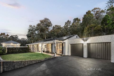 Située au-dessus de la rue, au milieu d’un acre de jardins bien entretenus, et offrant une vue panoramique exquise sur la cime des arbres indigènes, cette résidence impeccablement présentée promet un style de vie familial impressionnant sans effort. ...