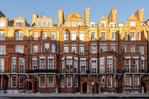 Verenigd Koninkrijk Sotheby's International Realty is verheugd dit onlangs gerenoveerde appartement op de eerste verdieping te presenteren, gelegen op een benijdenswaardige locatie in Knightsbridge aan Pont Street. Dit pand beslaat meer dan 1000 vier...