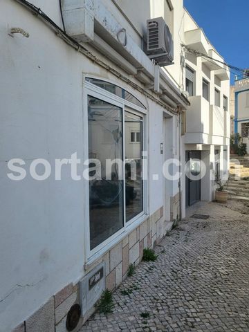 Fantastic commercial establishment with a snack bar license in the historic area of ??Albufeira. This property is located in a central area of ??the city, very close to Fisherman's Beach. It consists of a bar, kitchen, two bathrooms and terrace. It h...