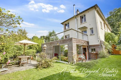 Située dans un écrin de verdure, parfaitement au calme en lisière de forêt à quelques mètres des étangs d'Ursines, cette maison de 150 m² au sol, rénovée en 2023, déploie ses beaux volumes sur 4 niveaux : * Au rez-de-chaussée : une entrée, un double-...