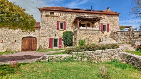 Sauveterre-la-Lémance 47500 ? Idéalement située entre les 3 départements, Lot-et-Garonne, Lot et Dordogne, magnifique propriété en pierre avec véranda, une dépendance et une grange attenante sur terrain de 2919 m². Prix de vente: 263 000 euros honora...