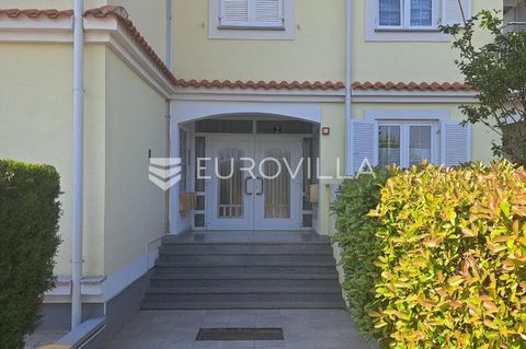 In one of the settlements that surround Poreč, in a residential building, there is this beautiful and functional apartment NKP 62 m2. The apartment is located on the second floor, it consists of a hallway, a large living room and a kitchen of 21 m2, ...