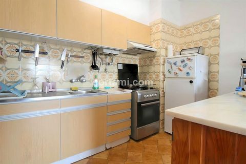 Excellente opportunité à seulement deux cents mètres de la plage de Quarteira ! Appartement composé d´un salon et d´une kitchenette, d´une chambre avec placard intégré et d´une salle de bain avec baignoire. L´appartement entier est orienté au nord, a...