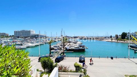 Tombez amoureux de ce luxueux appartement de chambres plus une autre ajoutée, avec une vue imprenable sur la marina de Vilamoura et la mer. Comprenant un salon spacieux, une cuisine équipée, trois chambres dont une en suite et une salle de bain compl...