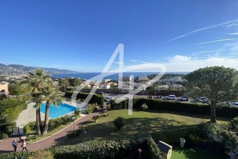 Découvrez ce magnifique appartement situé au dernier étage d'une résidence de standing aux portes de Monaco. Avec une surface habitable de 75,95 m², cet appartement combine luxe et confort pour une expérience de vie exceptionnelle. Le point fort de c...