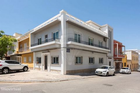 This two-storey building, in horizontal property, offers an excellent investment opportunity, either for own housing or for monetization. It is divided into two floors with independent access, offering two distinct fractions with 3-bedroom configurat...