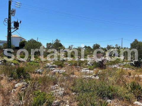 Grundstück mit 12120 m2 in Monte de São Miguel, in Moncarapacho. In einer ruhigen Gegend mit Blick auf Berge und Meer in einer bereits im Bau befindlichen Urbanisation hat es das Potenzial, eine großartige Investition zu werden. Mit schneller Anbindu...