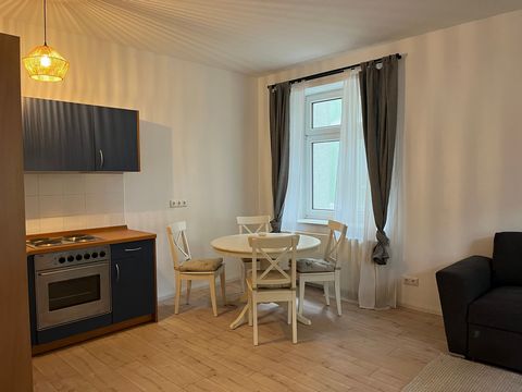 Idyllic furnished rental apartment in a central location in Erfurt - only a 4-minute walk to the main train station Close to the city center, conveniently located in a quiet street right next to the city park. The approx. 42 sqm apartment is located ...