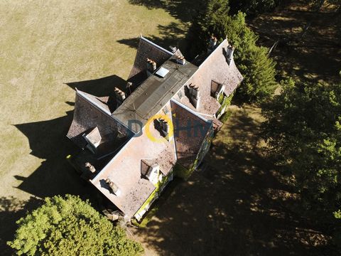 De Auvergne, op het platteland van de Bourbonnais, kom en ontdek dit prachtige 19e-eeuwse kasteel, dat u vanaf de eerste momenten van bezoek een heerlijk gevoel van rust zal geven. Gebouwd in een bosrijk park van 4 hectare, is deze woning ideaal gele...